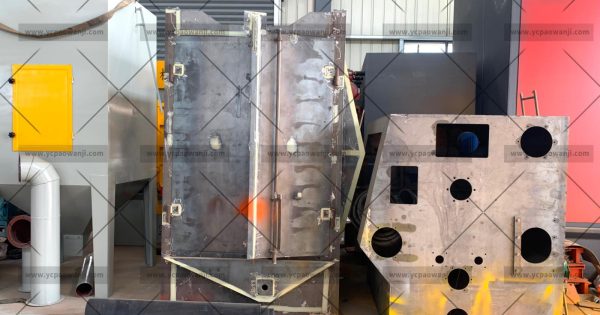 376吊鉤式拋丸機(jī)生產(chǎn)廠家拋丸機(jī)主機(jī)制作中，準(zhǔn)備噴漆